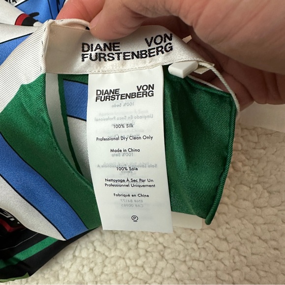 DIANE VON FURSTENBERG
50th Anniversary Scarf - Picture 5 of 7